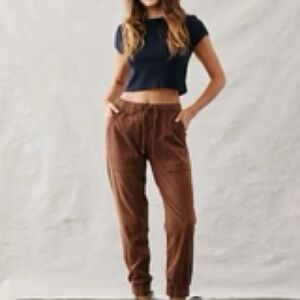 Bella Dahl Brown Pocket Jogger Pants with Elastic Waistband